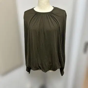 올리브색 벌룬 실루엣 긴팔 상의