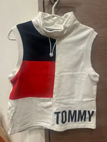 TOMMY 터틀넥 슬리브리스 상의