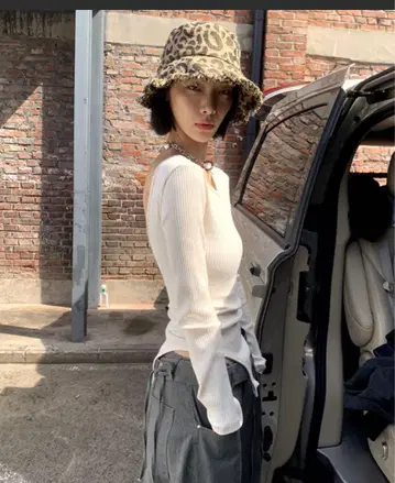 화이트 리브 오프숄더 긴팔 상의