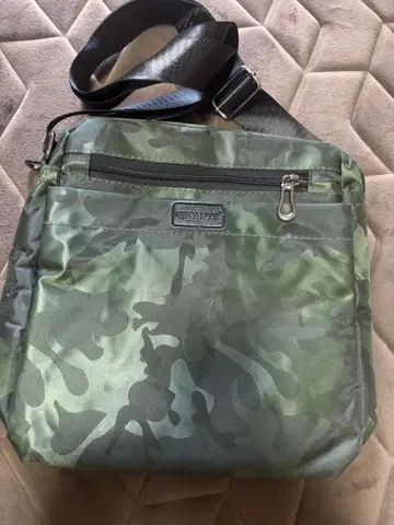 카모플라쥬 그린 나일론 숄더백