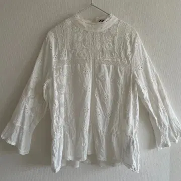 ZARA 화이트 자수 프릴 레이스 셔츠