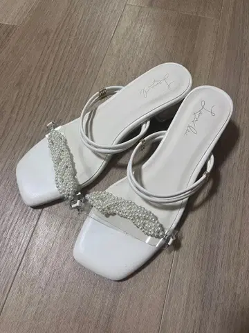 화이트 비즈 장식 오픈토 샌들