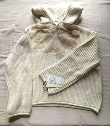 그레이스 콘티넨탈 새상품 아이보리 후드 부착 니트 탑