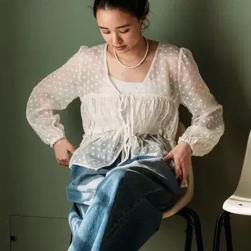 프릭스스토어 꽃무늬 자수 시어 블라우스 도트