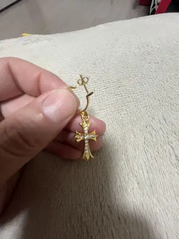 골드 컬러 십자가 다이아몬드 귀걸이(한쪽용)