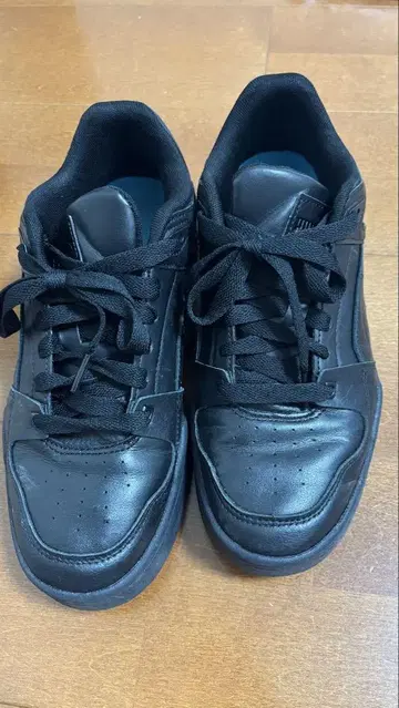 PUMA 블랙 로우컷 스니커즈