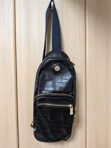 오로비안코 엠보 악어 가죽 바디백 블랙 몇 번 사용하지 않은 새상품급