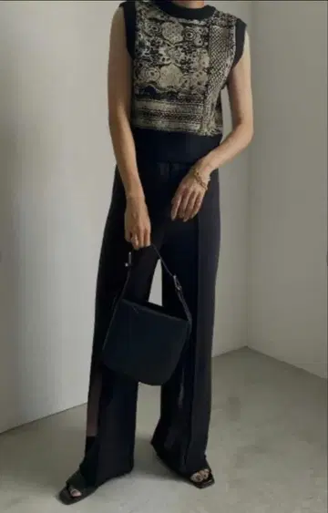 AMERI 2WAY LACE PAINTING KNIT TOP 니트 베스트