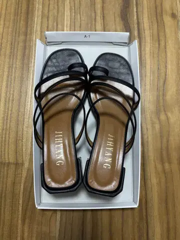 JIHYANG 블랙 변형 샌들
