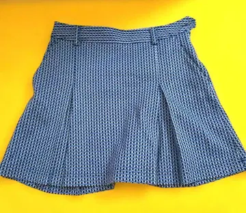 캘러웨이 파랑과 화이트의 기하학 패턴 플레어 스커트