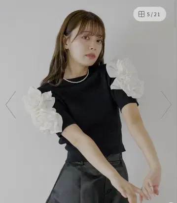 새상품 [Chico] 플라워 프릴 퍼프 니트 블랙 장미