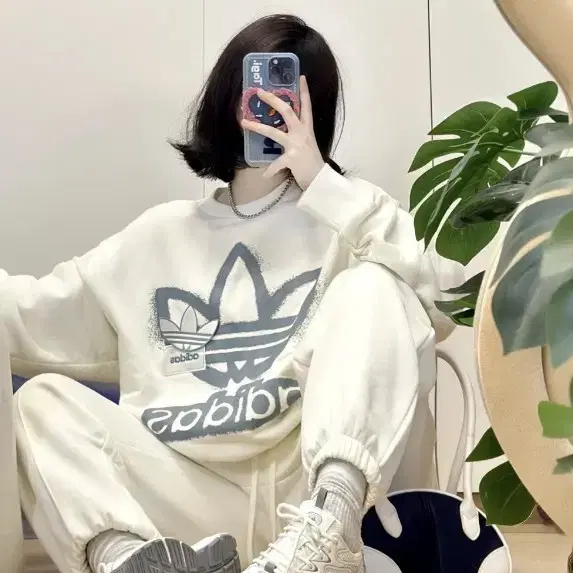 아디다스 빅 와펜로고 맨투맨