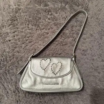 THE MUSEUM VISITOR 실버 핸드백