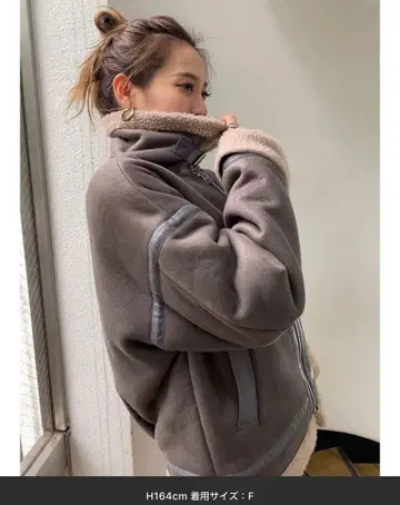 EMODA 와이드 암 페이크 무스탕 블루종