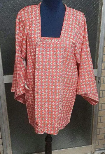 오렌지 꽃무늬 스퀘어넥 도우치입니다