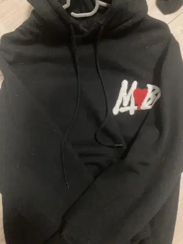 mobb 자수 블랙 후드 부착 후드티