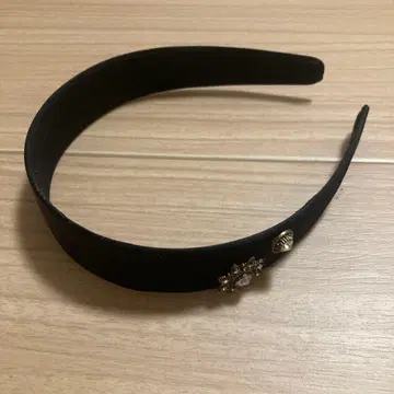 비쥬가 달린 블랙 머리띠
