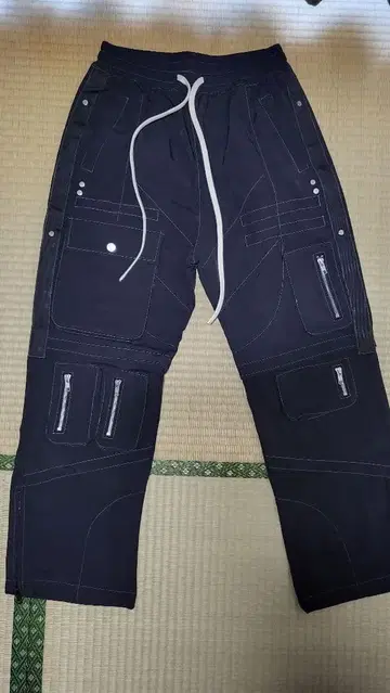 블랙 카고 팬츠 지퍼 포켓 부착