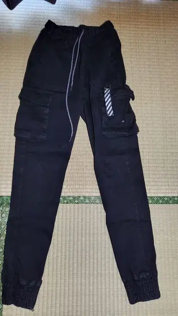 LAUL 블랙 카고 팬츠 사이드 포켓 포함