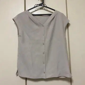 플라스테 PLST 그레이 블라우스 v넥 슬리브리스