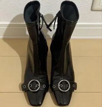 ZARA 버클 달린 패턴트 레더풍 숏부츠