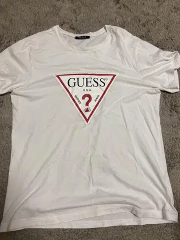 GUESS 트라이앵글 로고 T셔츠 화이트