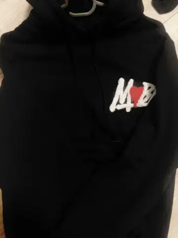 MOBB 자수 블랙 후드 부착 후드티