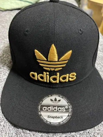 adidas 스냅백 캡 블랙/골드
