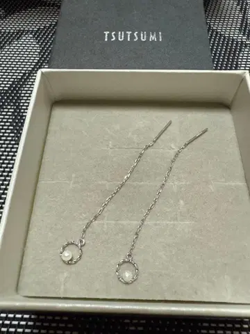 TSUTSUMI K10WG 펄 장식 롱 귀걸이