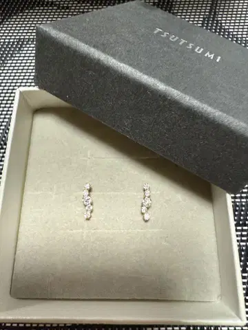 TSUTSUMI K10 스월형 크리스탈 귀걸이