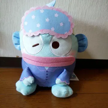 파자마를 입은 파란색 캐릭터 봉제 인형