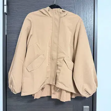 베이지 후드 부착 플리츠 자켓