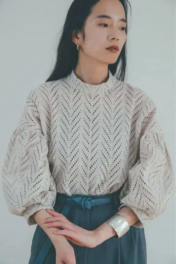 CLANE CUT EMBROIDERY TOPS 아이보리