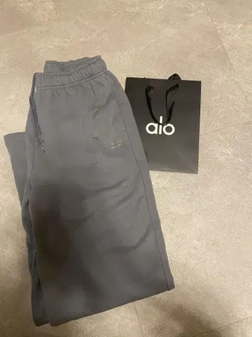 alo yoga 스웨트 팬츠 S 사이즈 정품 미사용 가을/겨울