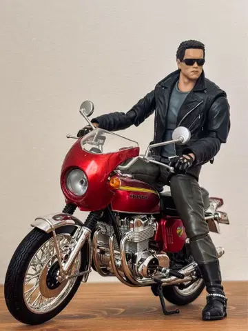 MAFEX T-800 터미네이터 + 혼다 CB750FOUR 커스텀