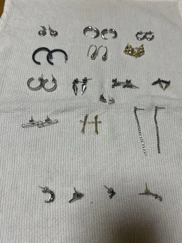 다양한 디자인의 귀걸이 세트 14개 + 귀걸이 4개