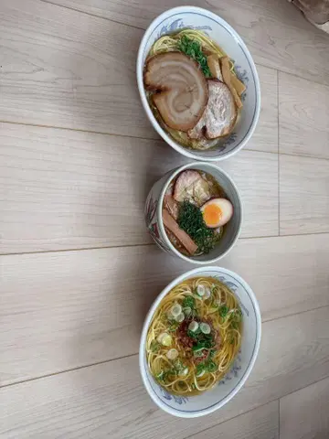 라멘 세트. 리얼 사이즈의 라멘 2개, 미니 라멘 식품 샘플