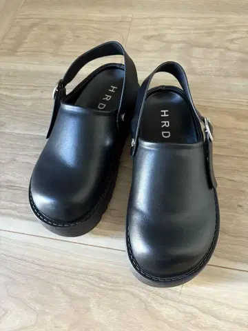 볼륨 밑창 벨트 통굽 샌들