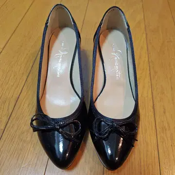 [새상품급] 긴자 카네마츠 리본 펌프스 에나멜 블랙 22.5cm