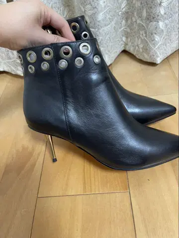 스터드 장식 블랙 가죽 부츠