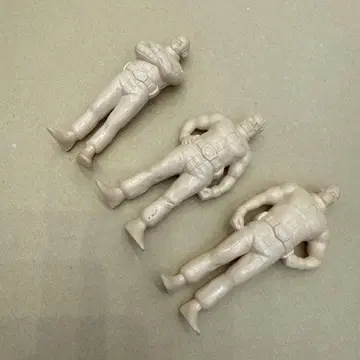 건담 검은 삼연성 MG에 포함된 피규어 3체 세트
