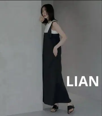 LIAN 벨트 디자인 점프수트 블랙