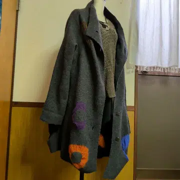 컬러풀 무늬의 울 롱 코트