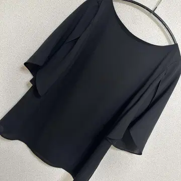 새상품급 저스길리티 블랙 플레어 소매 블랙 블라우스