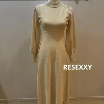 [ RESEXXY ] 롱 플레어 니트 원피스 S 사이즈 리젝시 크림