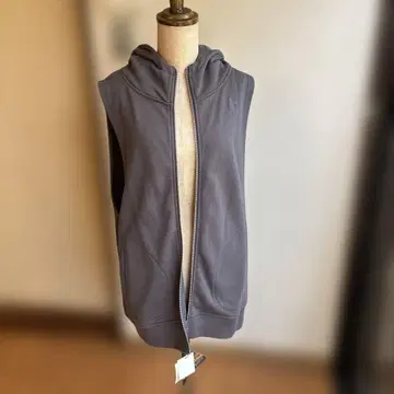 후드 부착 그레이 베스트 새 자수