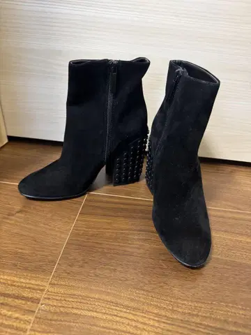 KENDALL +KYLIE 블랙 스웨이드 스터드 힐 부티