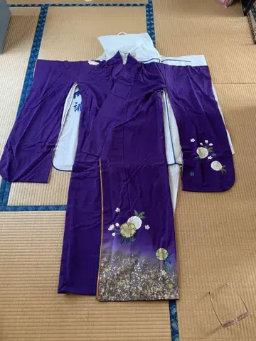 성인식 보라색 꽃무늬 자수 후리소데