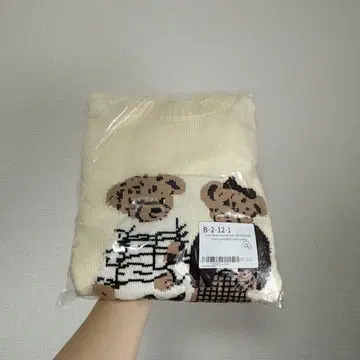 곰 자수 크림 니트 스웨터