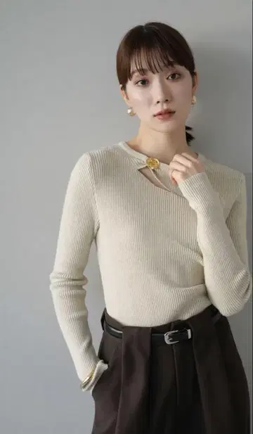 뤼미에 골드 모티브 디자인 리브 상의 베이지 미사용 새상품
